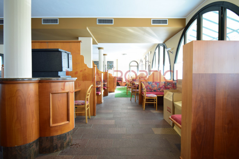 Campagnola di BRUGINE - LOCALE COMMERCIALE attualmente adibito a ristorazione e dotato di relativ...