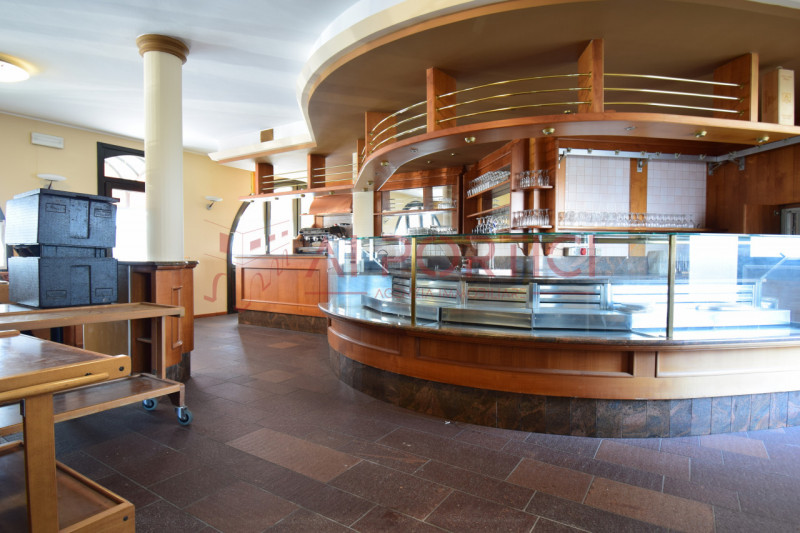 Campagnola di BRUGINE - LOCALE COMMERCIALE attualmente adibito a ristorazione e dotato di relativ...