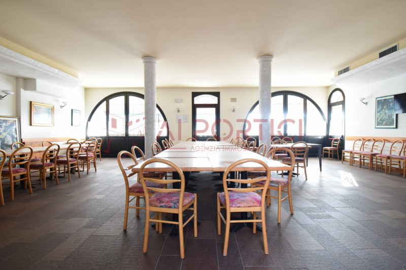 Campagnola di BRUGINE - LOCALE COMMERCIALE attualmente adibito a ristorazione e dotato di relativ...