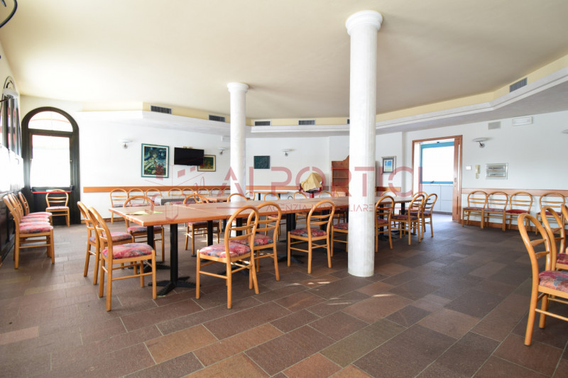 Campagnola di BRUGINE - LOCALE COMMERCIALE attualmente adibito a ristorazione e dotato di relativ...