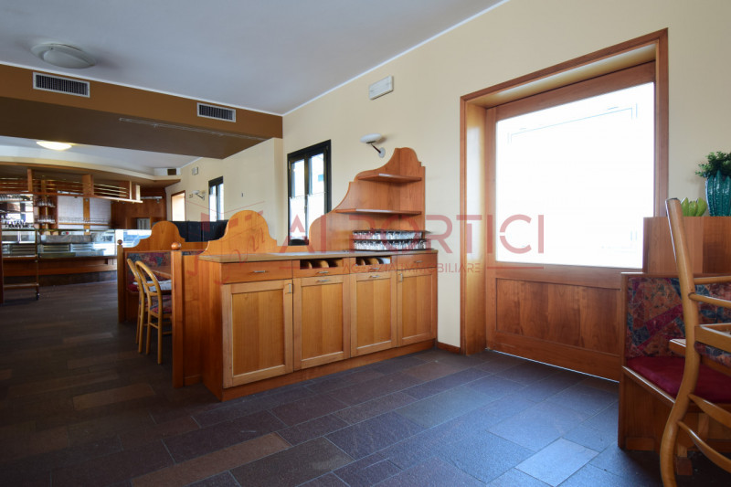 Campagnola di BRUGINE - LOCALE COMMERCIALE attualmente adibito a ristorazione e dotato di relativ...