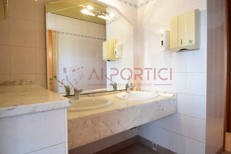 Campagnola di BRUGINE - LOCALE COMMERCIALE attualmente adibito a ristorazione e dotato di relativ...