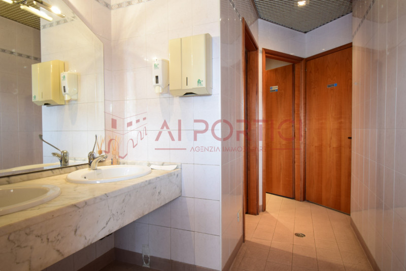 Campagnola di BRUGINE - LOCALE COMMERCIALE attualmente adibito a ristorazione e dotato di relativ...