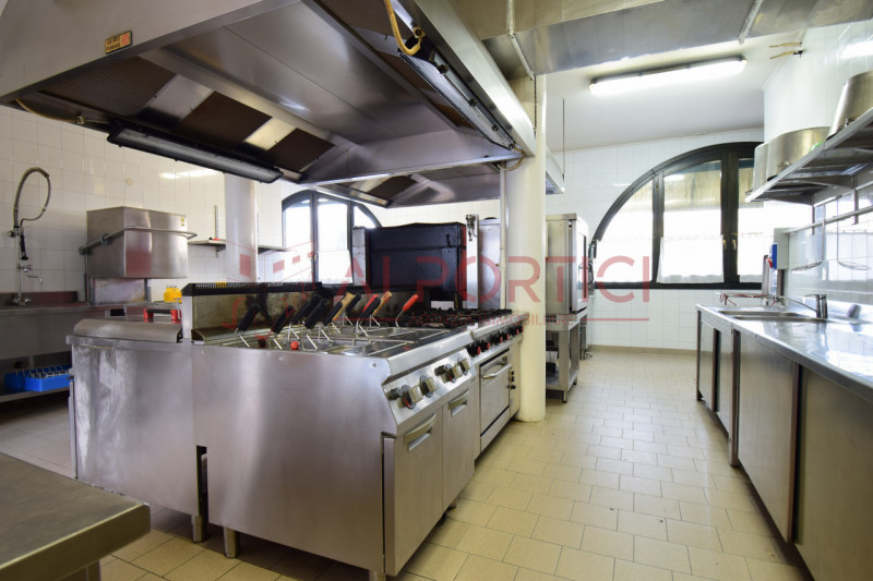 Campagnola di BRUGINE - LOCALE COMMERCIALE attualmente adibito a ristorazione e dotato di relativ...