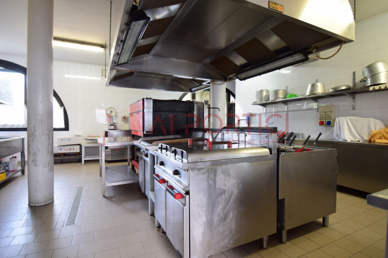 Campagnola di BRUGINE - LOCALE COMMERCIALE attualmente adibito a ristorazione e dotato di relativ...