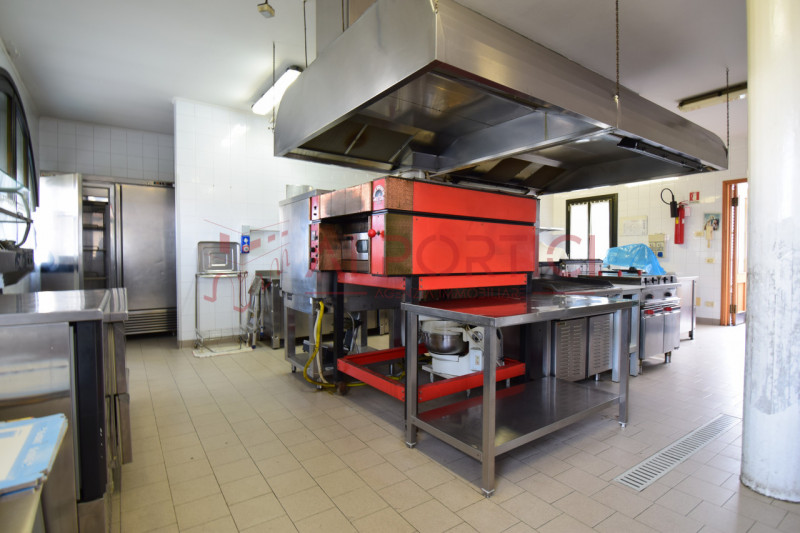 Campagnola di BRUGINE - LOCALE COMMERCIALE attualmente adibito a ristorazione e dotato di relativ...