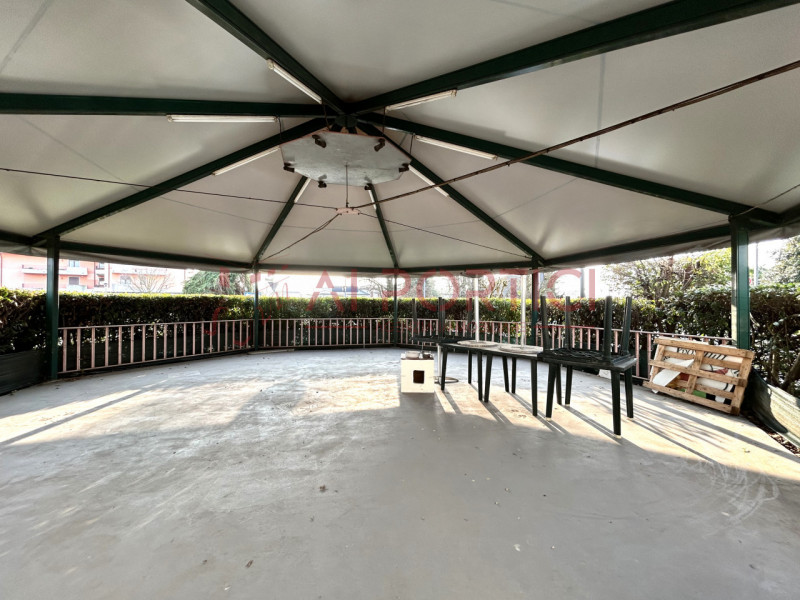 Campagnola di BRUGINE - LOCALE COMMERCIALE attualmente adibito a ristorazione e dotato di relativ...