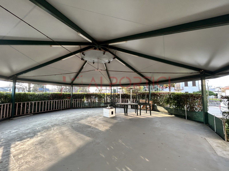 Campagnola di BRUGINE - LOCALE COMMERCIALE attualmente adibito a ristorazione e dotato di relativ...