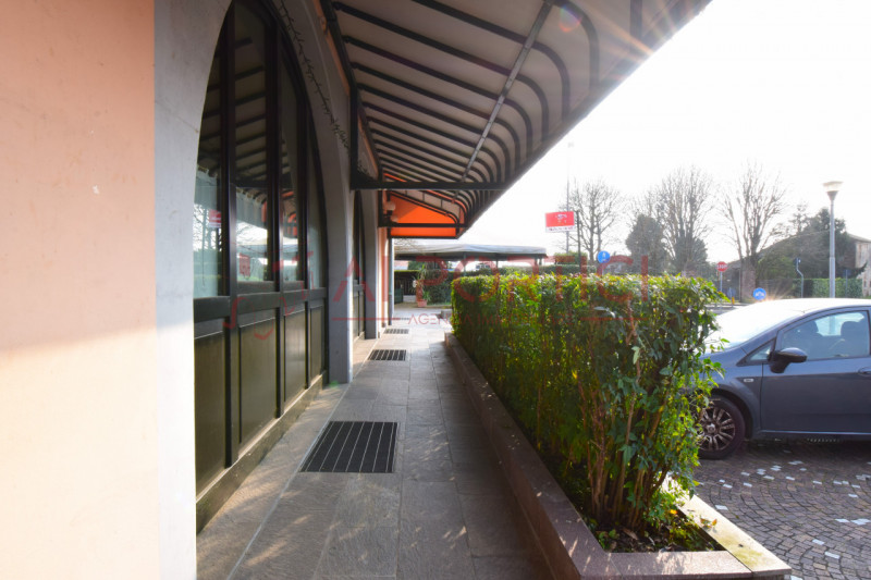 Campagnola di BRUGINE - LOCALE COMMERCIALE attualmente adibito a ristorazione e dotato di relativ...