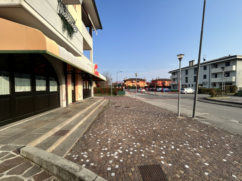 Campagnola di BRUGINE - LOCALE COMMERCIALE attualmente adibito a ristorazione e dotato di relativ...