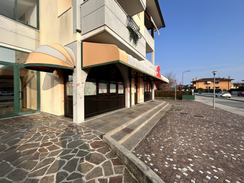 Campagnola di BRUGINE - LOCALE COMMERCIALE attualmente adibito a ristorazione e dotato di relativ...