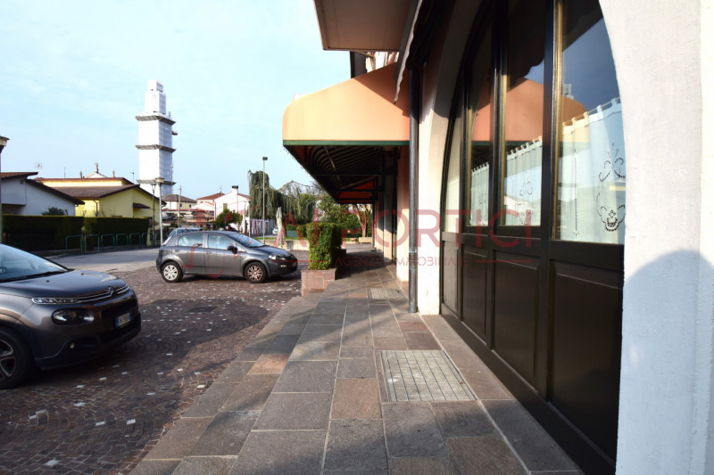 Campagnola di BRUGINE - LOCALE COMMERCIALE attualmente adibito a ristorazione e dotato di relativ...