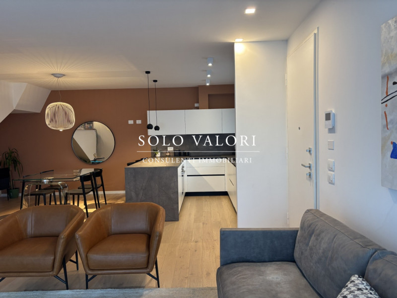 Rif. B486 (388 9763854 Denisa - 392 6956333 Nada)

In una zona residenziale comoda e tranquilla, ...