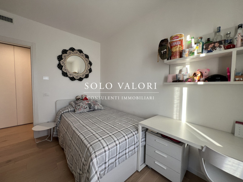 Rif. B486 (388 9763854 Denisa - 392 6956333 Nada)

In una zona residenziale comoda e tranquilla, ...