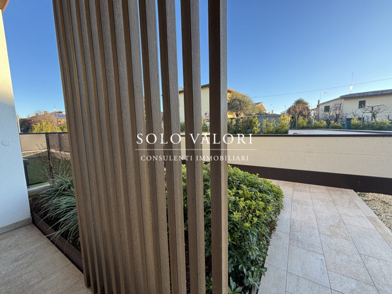 Rif. B486 (388 9763854 Denisa - 392 6956333 Nada)

In una zona residenziale comoda e tranquilla, ...