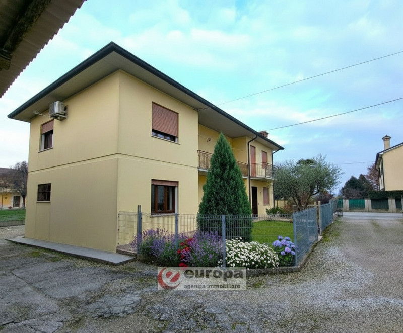 A VALPROTO (VI), interessante opportunità per una/due famiglie, vendesi intera casa bifamiliare s...