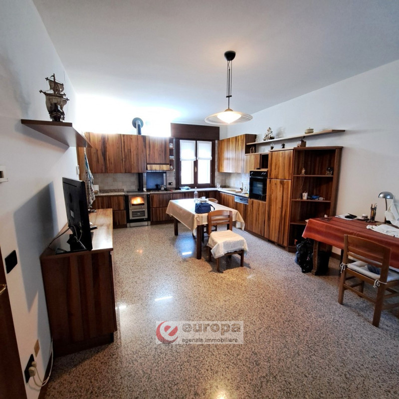 A VALPROTO (VI), interessante opportunità per una/due famiglie, vendesi intera casa bifamiliare s...