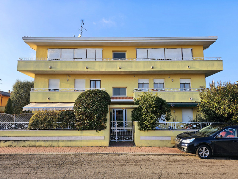 In un quartiere residenziale comodo al centro di Solesino, proponiamo in vendita un esclusivo app...