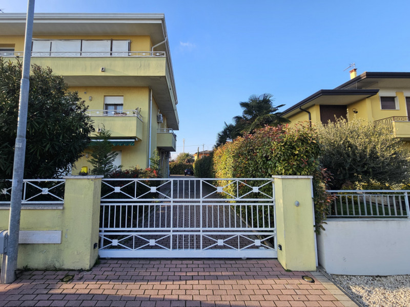 In un quartiere residenziale comodo al centro di Solesino, proponiamo in vendita un esclusivo app...