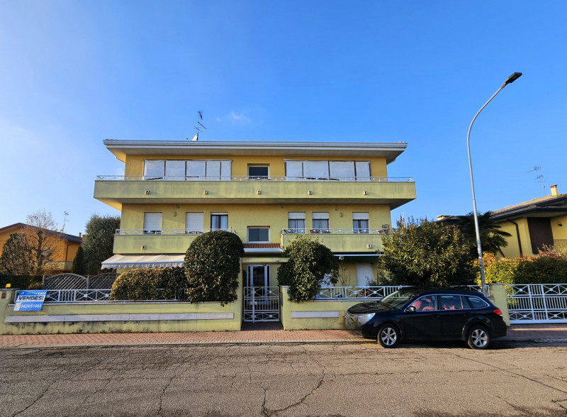 In un quartiere residenziale comodo al centro di Solesino, proponiamo in vendita un esclusivo app...