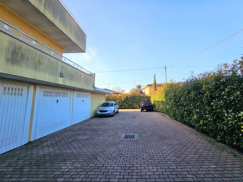 In un quartiere residenziale comodo al centro di Solesino, proponiamo in vendita un esclusivo app...