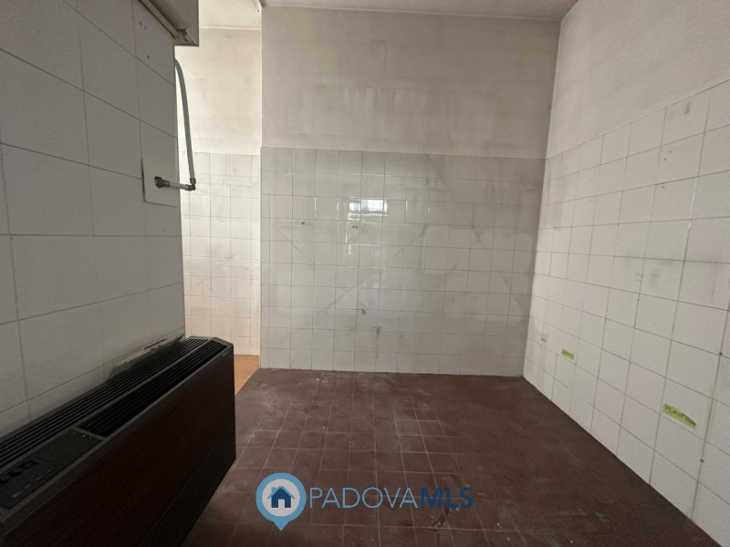 Immobile in esclusiva al Gruppo Padova MLS
Ottimo negozio fronte strada in via Fornaci a Padova v...