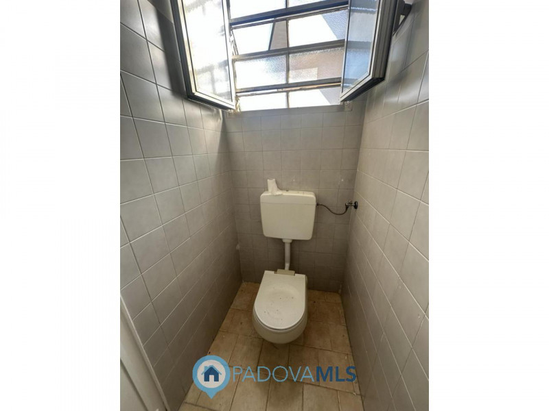 Immobile in esclusiva al Gruppo Padova MLS
Ottimo negozio fronte strada in via Fornaci a Padova v...