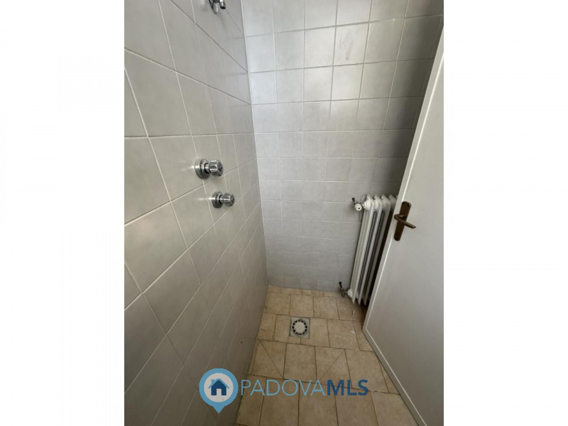 Immobile in esclusiva al Gruppo Padova MLS
Ottimo negozio fronte strada in via Fornaci a Padova v...