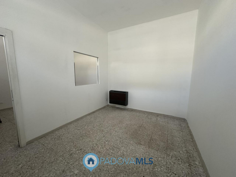 Immobile in esclusiva al Gruppo Padova MLS
Ottimo negozio fronte strada in via Fornaci a Padova v...