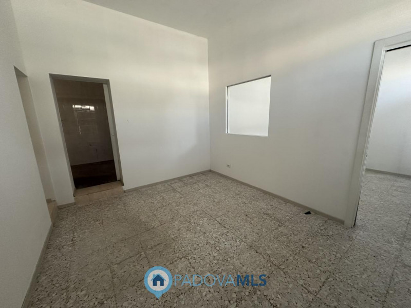 Immobile in esclusiva al Gruppo Padova MLS
Ottimo negozio fronte strada in via Fornaci a Padova v...