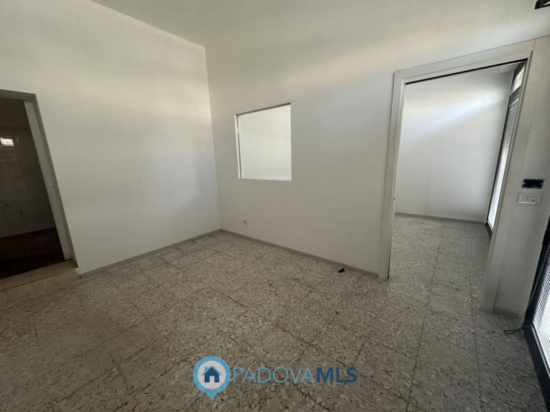 Immobile in esclusiva al Gruppo Padova MLS
Ottimo negozio fronte strada in via Fornaci a Padova v...