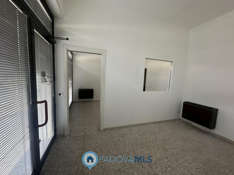 Immobile in esclusiva al Gruppo Padova MLS
Ottimo negozio fronte strada in via Fornaci a Padova v...
