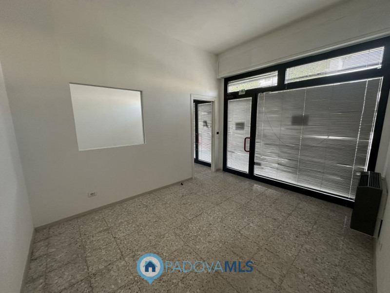 Immobile in esclusiva al Gruppo Padova MLS
Ottimo negozio fronte strada in via Fornaci a Padova v...