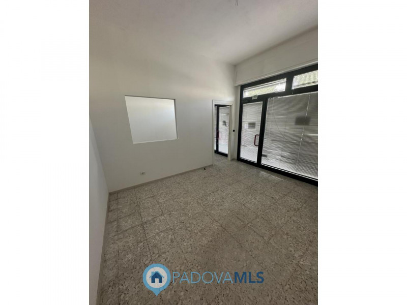Immobile in esclusiva al Gruppo Padova MLS
Ottimo negozio fronte strada in via Fornaci a Padova v...