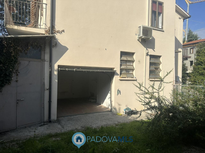 Immobile in esclusiva al Gruppo Padova MLS
Ottimo negozio fronte strada in via Fornaci a Padova v...