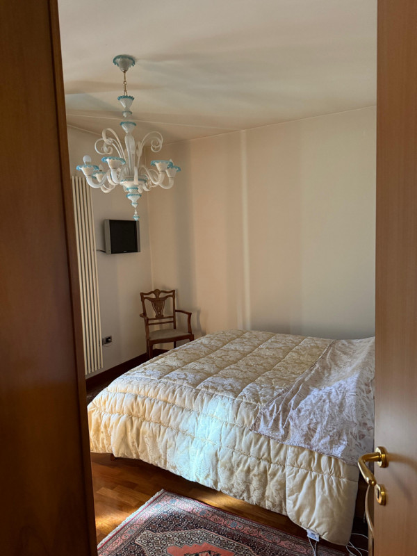 L'agenzia Iris propone in vendita in una frazione di Castelfranco Veneto un appartamento duplex, ...