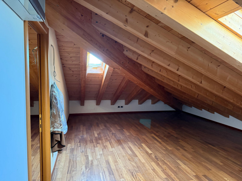 L'agenzia Iris propone in vendita in una frazione di Castelfranco Veneto un appartamento duplex, ...