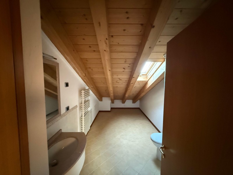 L'agenzia Iris propone in vendita in una frazione di Castelfranco Veneto un appartamento duplex, ...