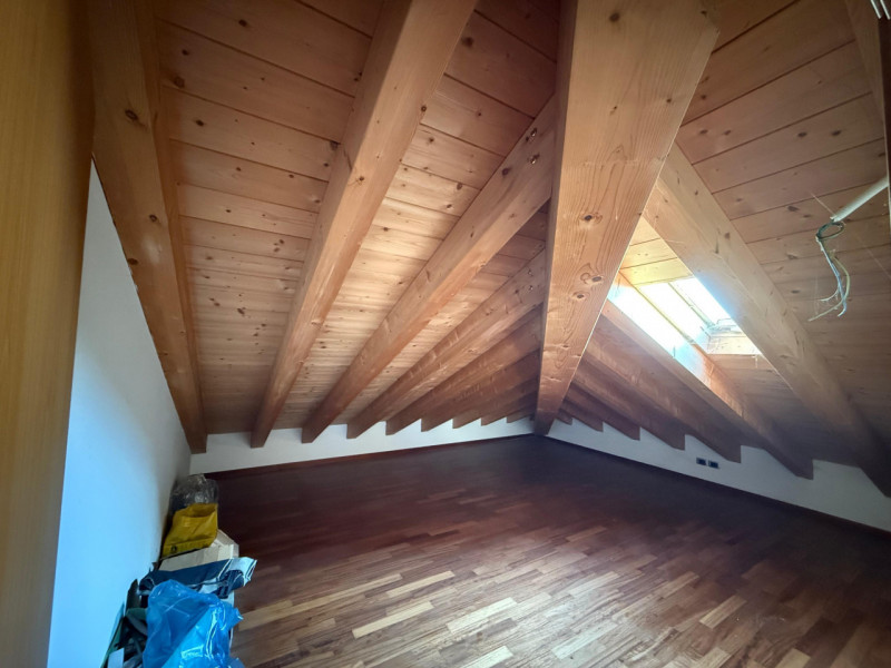 L'agenzia Iris propone in vendita in una frazione di Castelfranco Veneto un appartamento duplex, ...