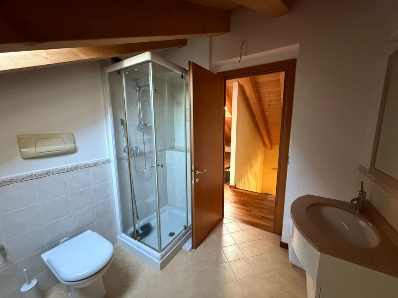 L'agenzia Iris propone in vendita in una frazione di Castelfranco Veneto un appartamento duplex, ...