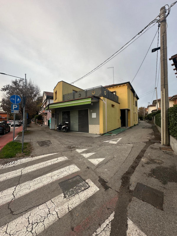 NEGOZIO FRONTE STRADA VENDESI

Immobile in esclusiva al Gruppo Padova MLS

Proponiamo in vendita ...