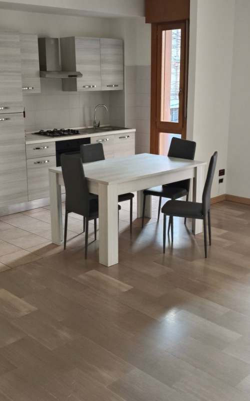 (Per Info Mara - 3481536890) A Treviso, a pochi passi dalle mura, in zona ben servita proponiamo ...