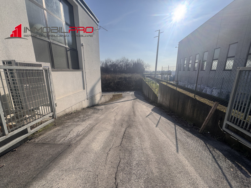 Proponiamo in vendita magazzino ad uso artigianale situato in zona industriale a Malo, inserito i...