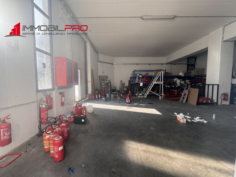 Proponiamo in vendita magazzino ad uso artigianale situato in zona industriale a Malo, inserito i...