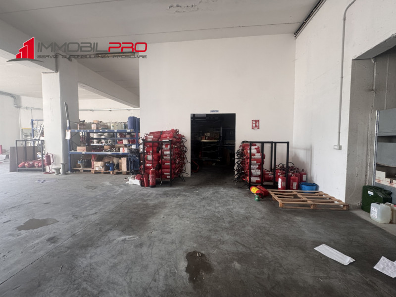 Proponiamo in vendita magazzino ad uso artigianale situato in zona industriale a Malo, inserito i...