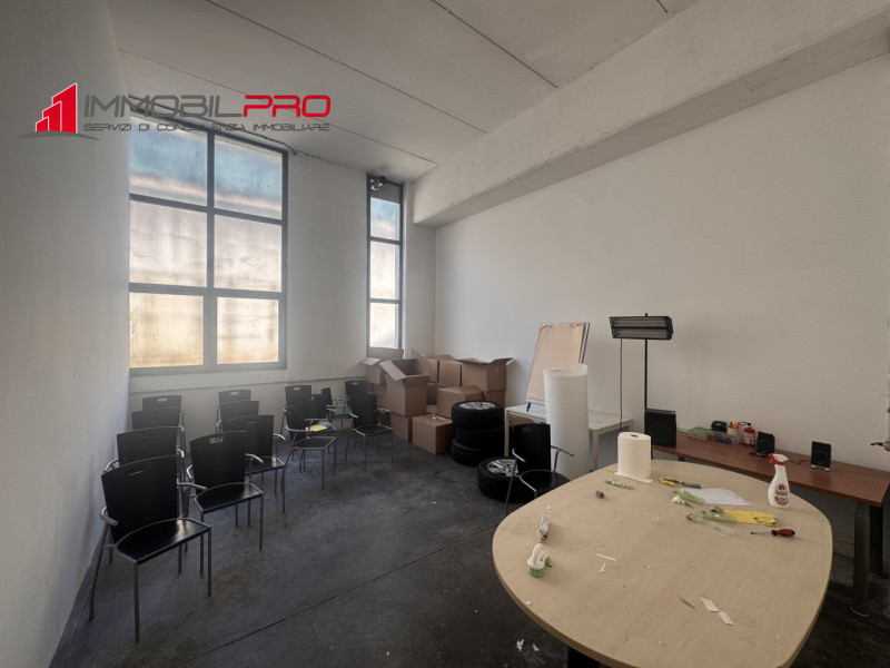 Proponiamo in vendita magazzino ad uso artigianale situato in zona industriale a Malo, inserito i...