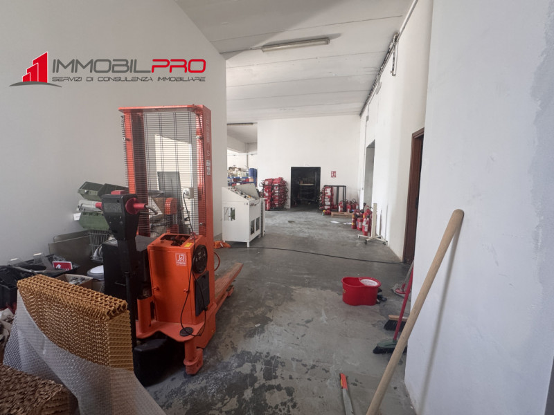 Proponiamo in vendita magazzino ad uso artigianale situato in zona industriale a Malo, inserito i...