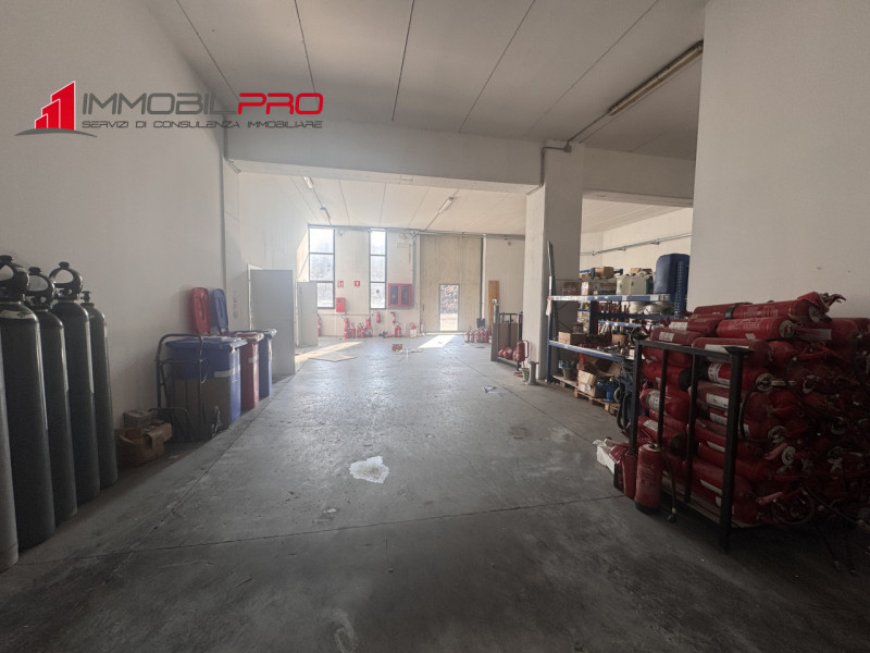 Proponiamo in vendita magazzino ad uso artigianale situato in zona industriale a Malo, inserito i...