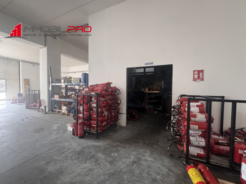 Proponiamo in vendita magazzino ad uso artigianale situato in zona industriale a Malo, inserito i...
