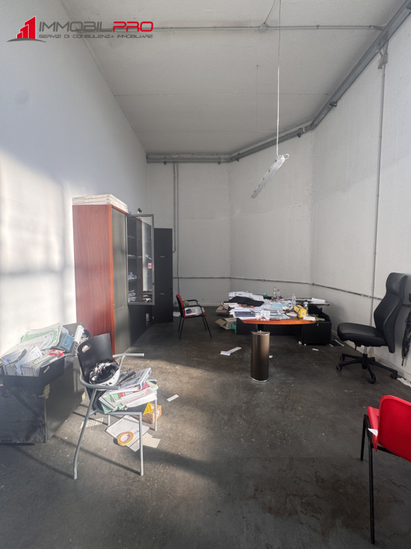 Proponiamo in vendita magazzino ad uso artigianale situato in zona industriale a Malo, inserito i...